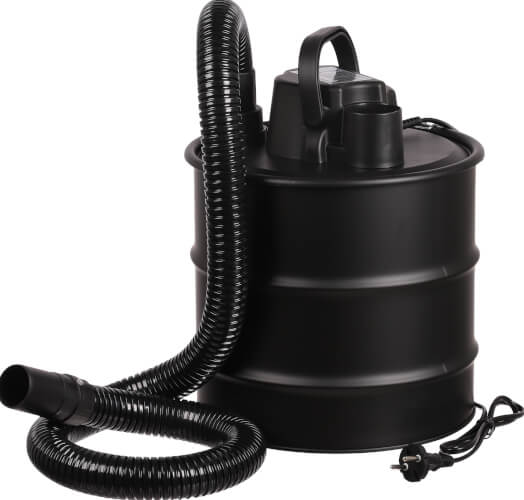 Kuvassa on musta Tarmo-tuhkaimuri, jossa on pyöreä metallinen säiliö ja kantokahva kannessa. Imurissa on joustava musta imuletku ja suora suutin, jotka on asetettu laitteen eteen. Virtajohto näkyy sivulla, ja tausta on vaalea, mikä korostaa tuotteen muotoa ja rakennetta.